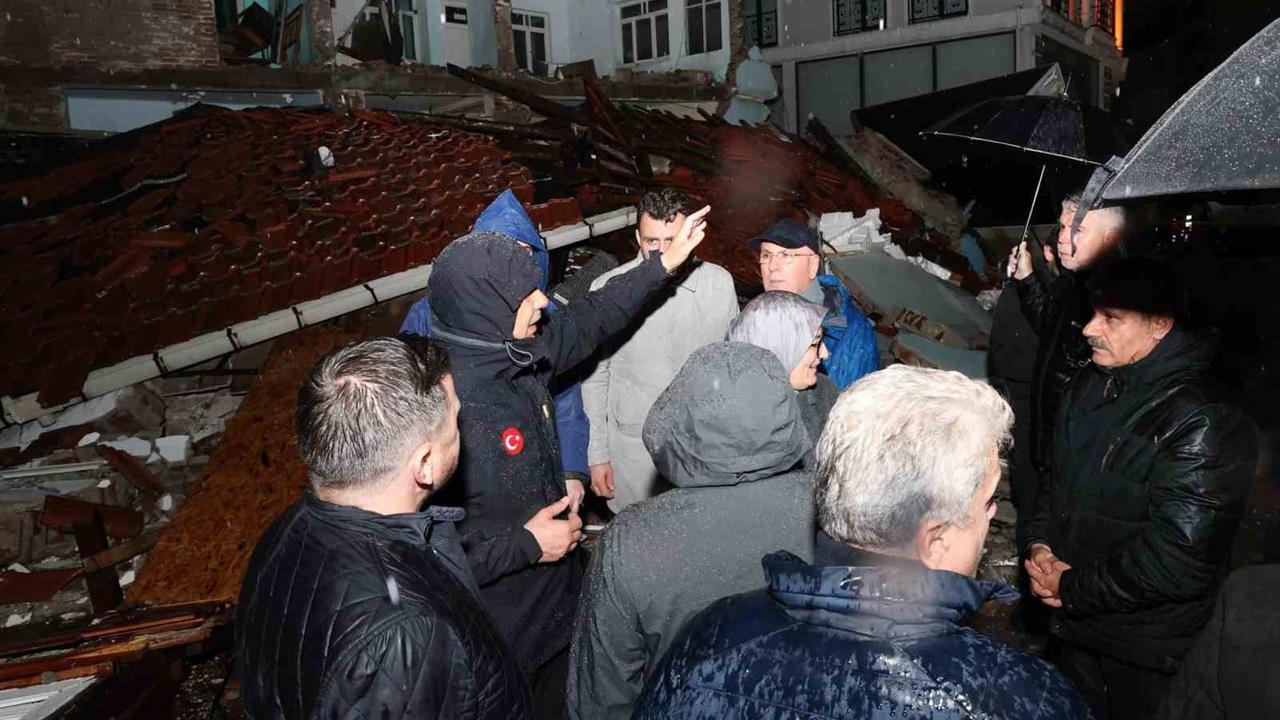 Balıkesir Sındırgı'da Yıkılan Binalar Üzerinde İnceleme Yapıldı