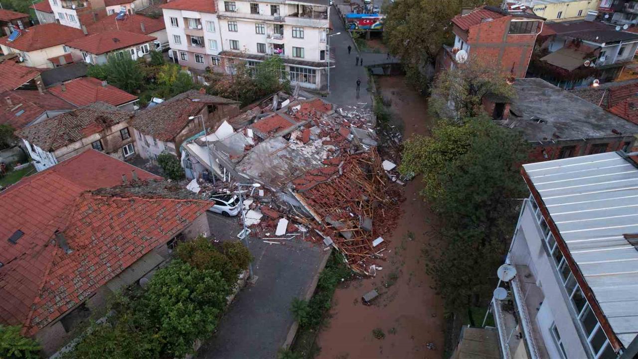 Balıkesir Sındırgı'da 6.1 Büyüklüğündeki Deprem Sonrası Yıkım Görüntülendi