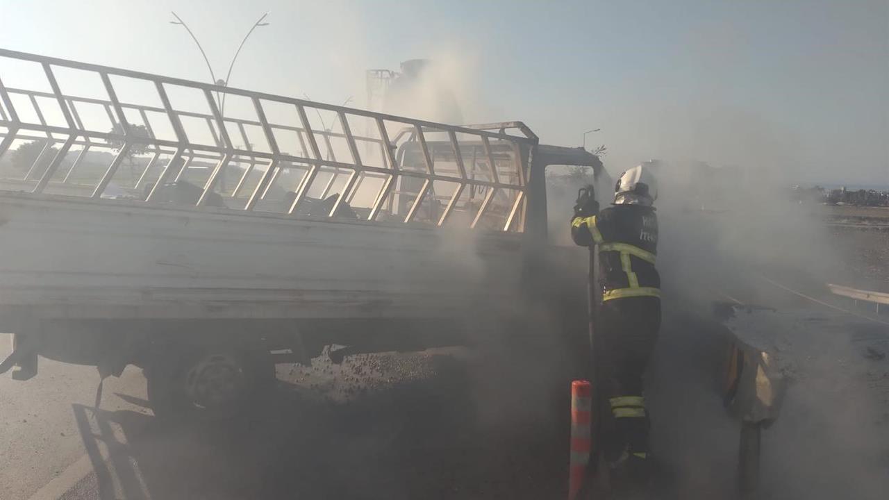 Hatay Arsuz'da Seyir Halindeyken Alev Alan Pikap Yangın Çıkardı