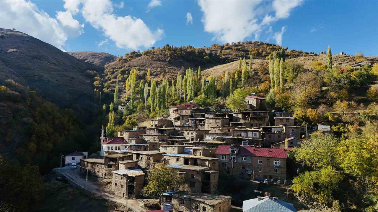 Bitlis Hizan'da Tarihi Taş Evler Sonbaharda Görsel Şölen Sunuyor