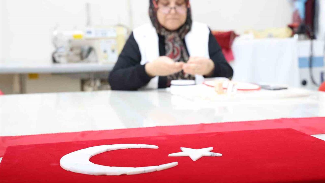 Diyarbakır Olgunlaşma Enstitüsü'nde Cumhuriyet'in 102. yılına özel bayrak temalı eserler sergilendi