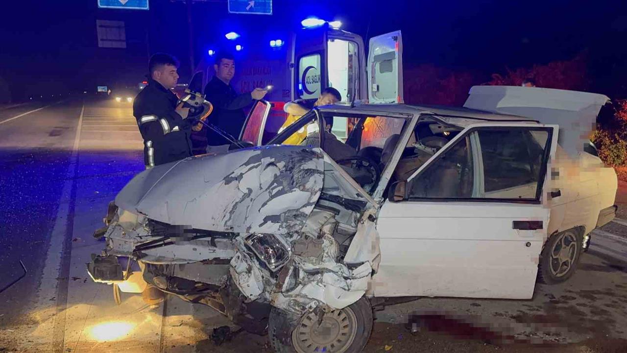 Edirne'de meydana gelen trafik kazasında otomobilde sıkışan yaralılar kurtarıldı.