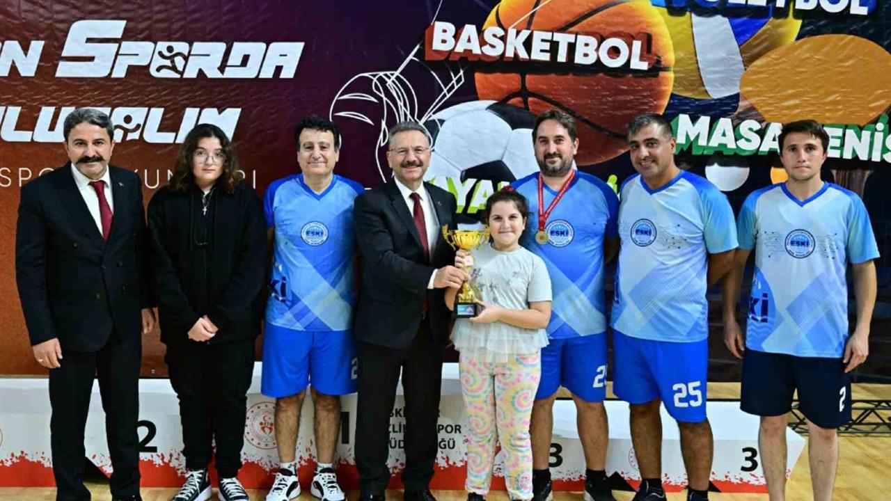 Eskişehir'de Vali Aksoy, 3. Kamu Spor Oyunları'nda Dereceye Giren Sporcuları Ödüllendirdi