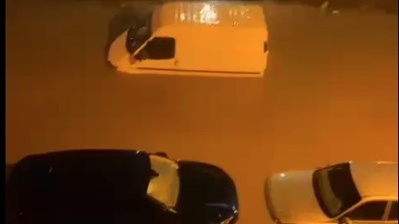 İzmir Bergama'da Yaşanan Sağanak Yağışta Sokaklar Su İçinde Kaldı