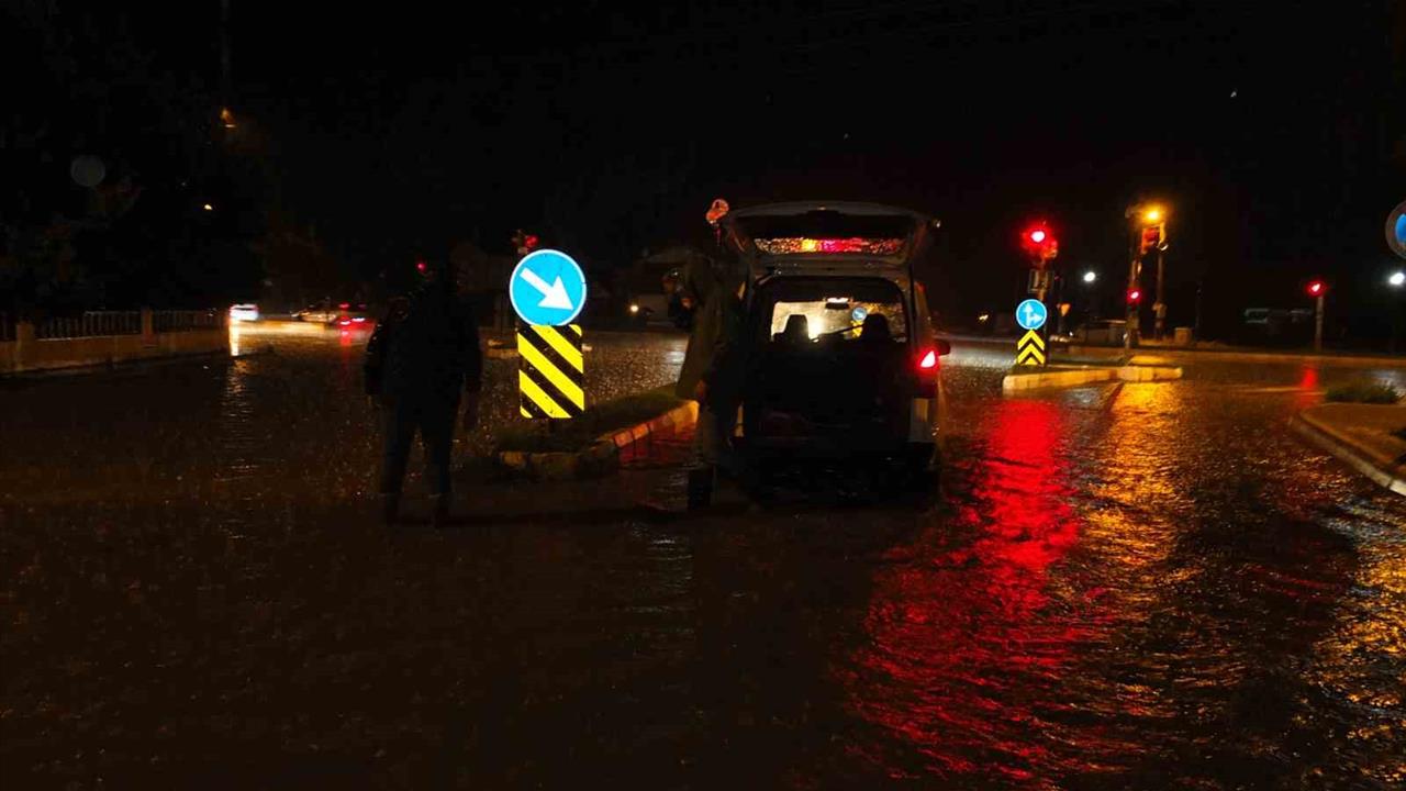 Burhaniye'de Sağanak Yağış, Yolları Su Bastı ve Evlere Zarar Verdi