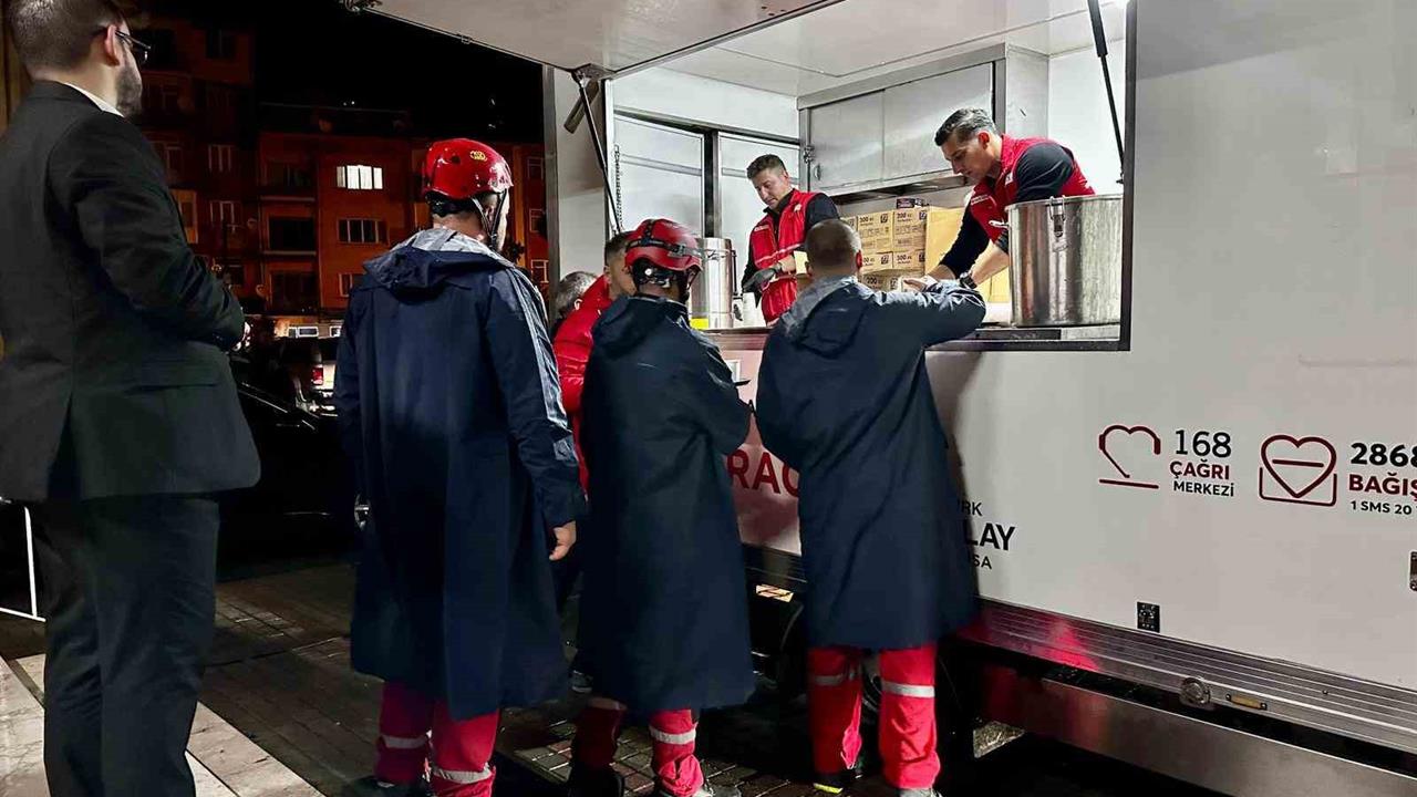 Balıkesir Sındırgı'daki Depremin Ardından Kızılay Hızla Hareket Geçti