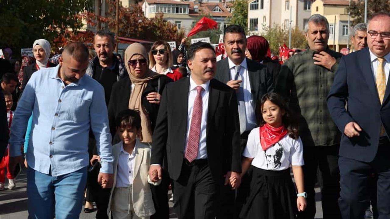 Kayseri'de Vali Gökmen Çiçek, Anaokulu Öğrencileriyle Cumhuriyet Coşkusunu Paylaştı