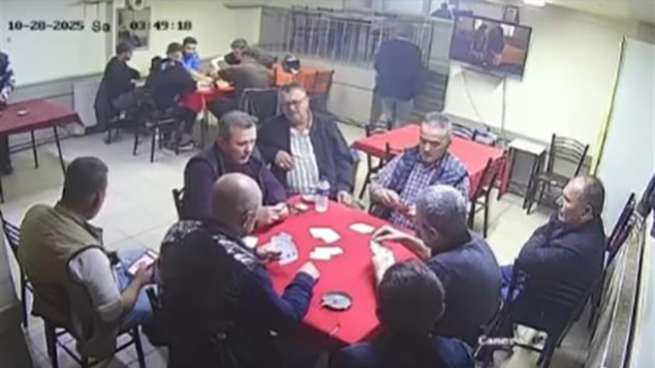 Bursa İnegöl'de Deprem Anında Kıraathanede Oyun Oynayanlar Panikleyerek Kaçtı