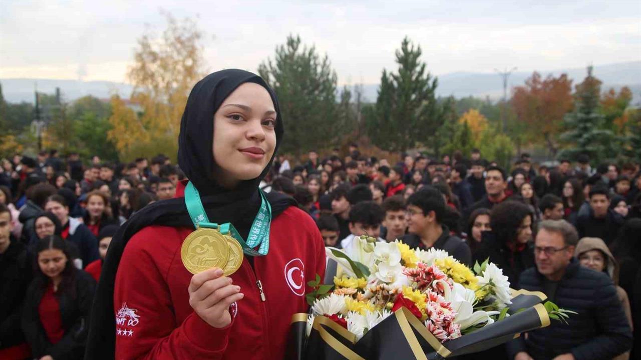 Sivas'tan Afra Kılınç, Wushu Kung Fu Dünya Şampiyonası'nda 2 Altın Madalya Kazandı
