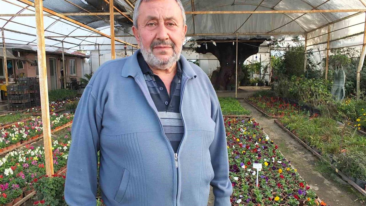 Balıkesir Burhaniye'de Makine Mühendisi Sefer Dinçer Çiçekçi Oldu