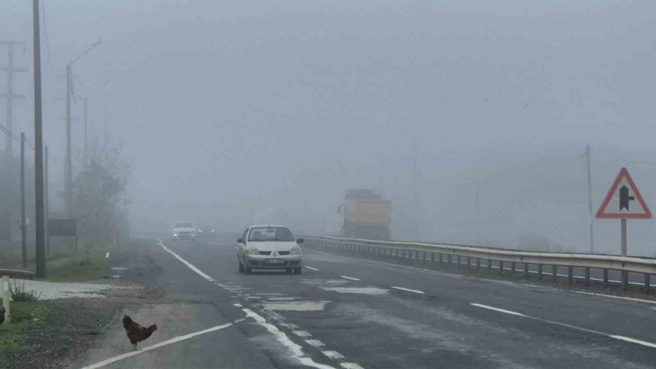 Tekirdağ Muratlı Karayolu'nda Yoğun Sis Nedeniyle Görüş Mesafesi Düştü