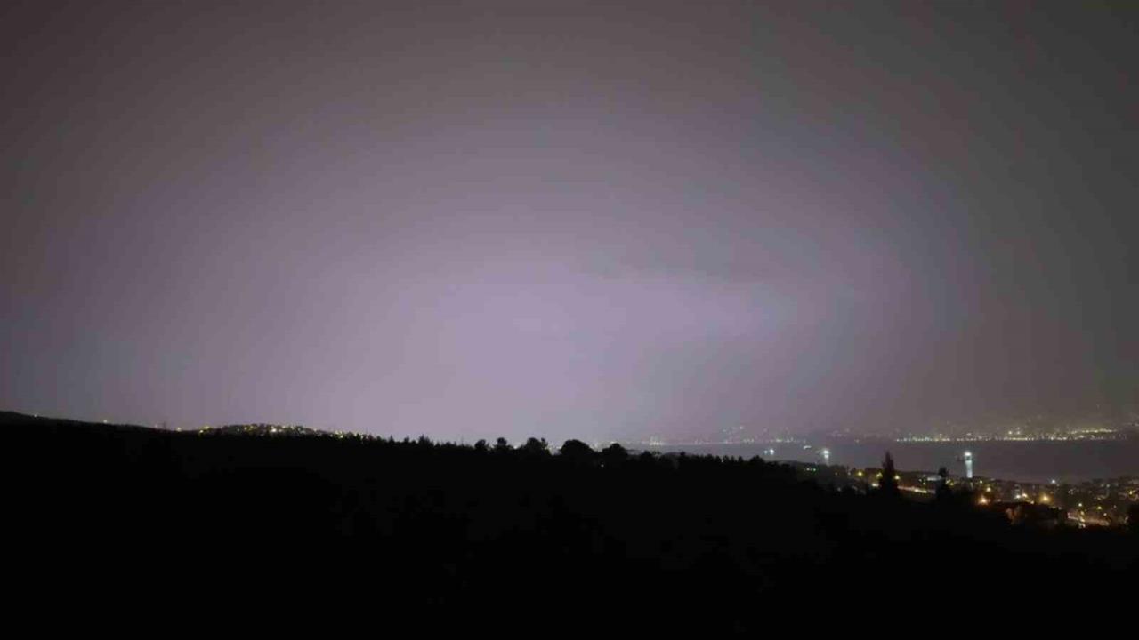 Kocaeli'de Akşam Yağışının Ardından Şimşekler Geceyi Aydınlattı