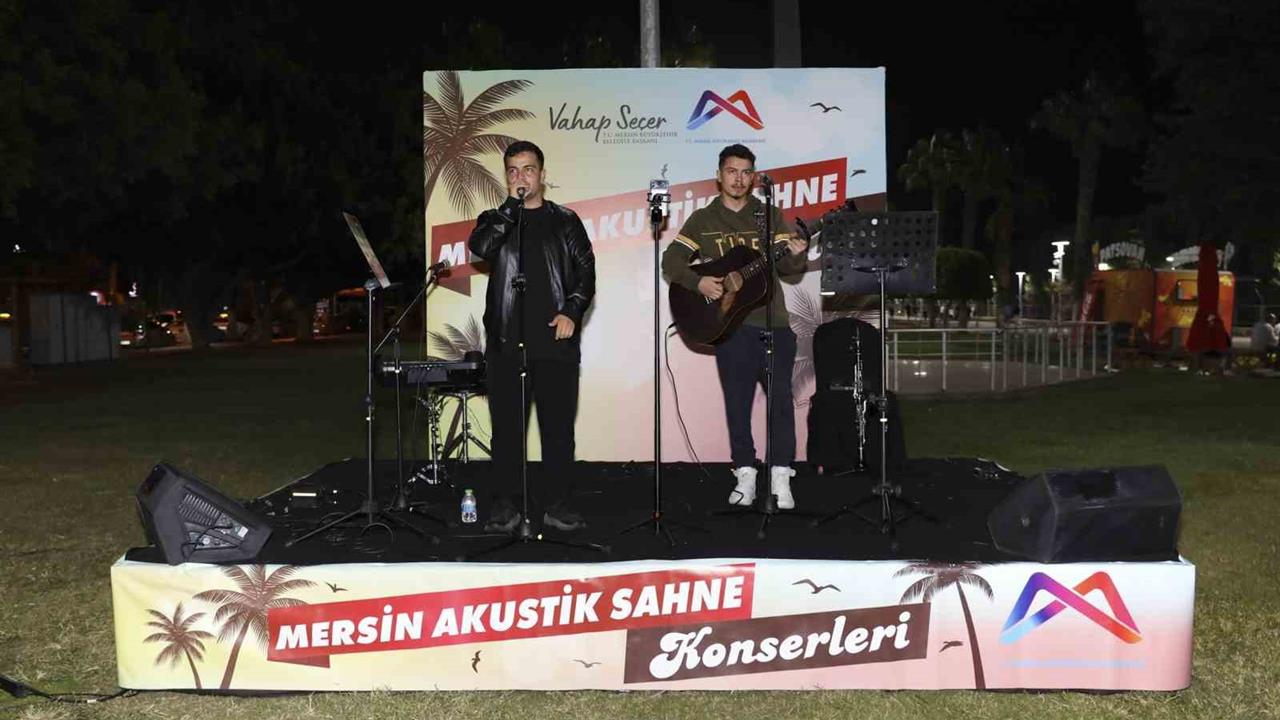 Mersin'de Gençlerin Yoğun İlgi Gösterdiği Akustik Konserler Düzenleniyor