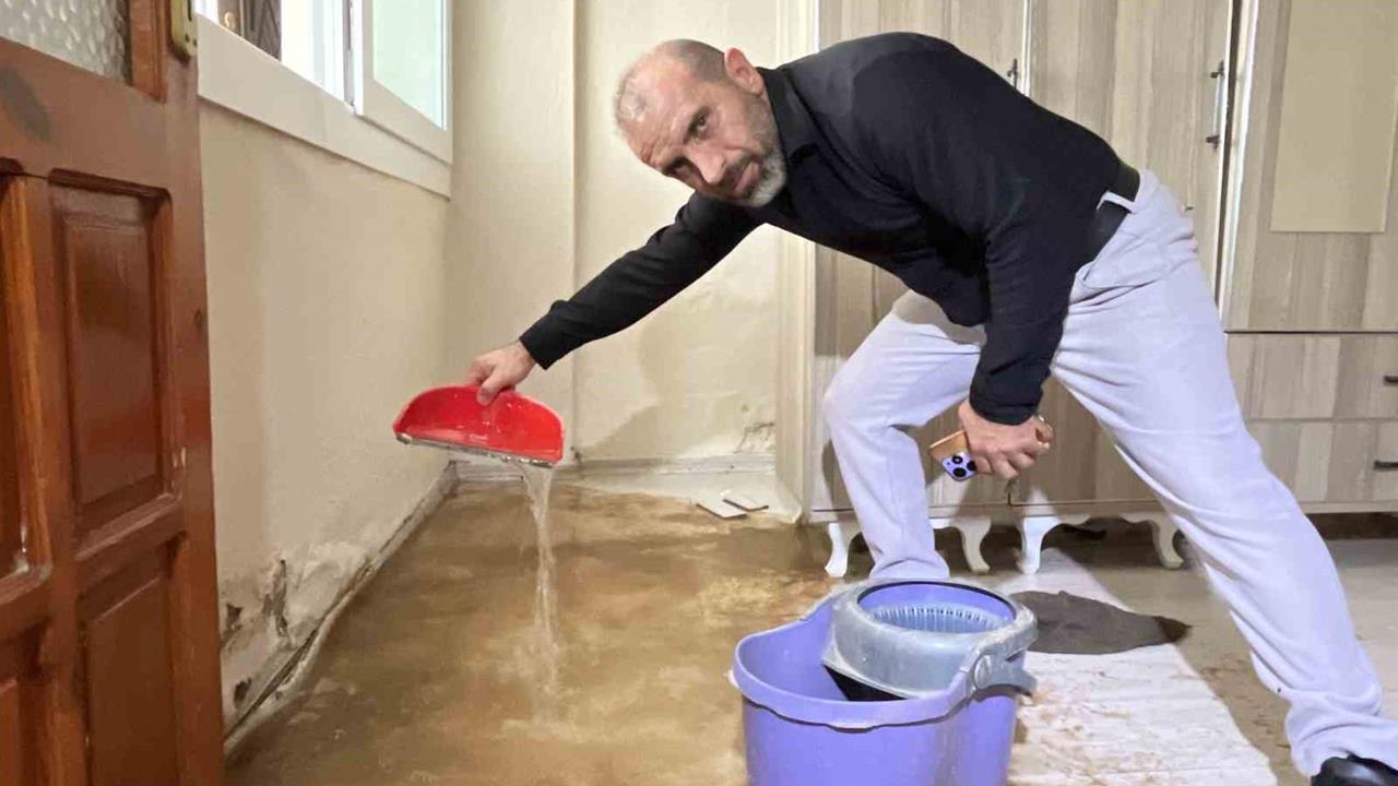 İzmir Karabağlar'da Şebeke Borusundaki Patlak Bir Evi Yaşanmaz Hale Getirdi