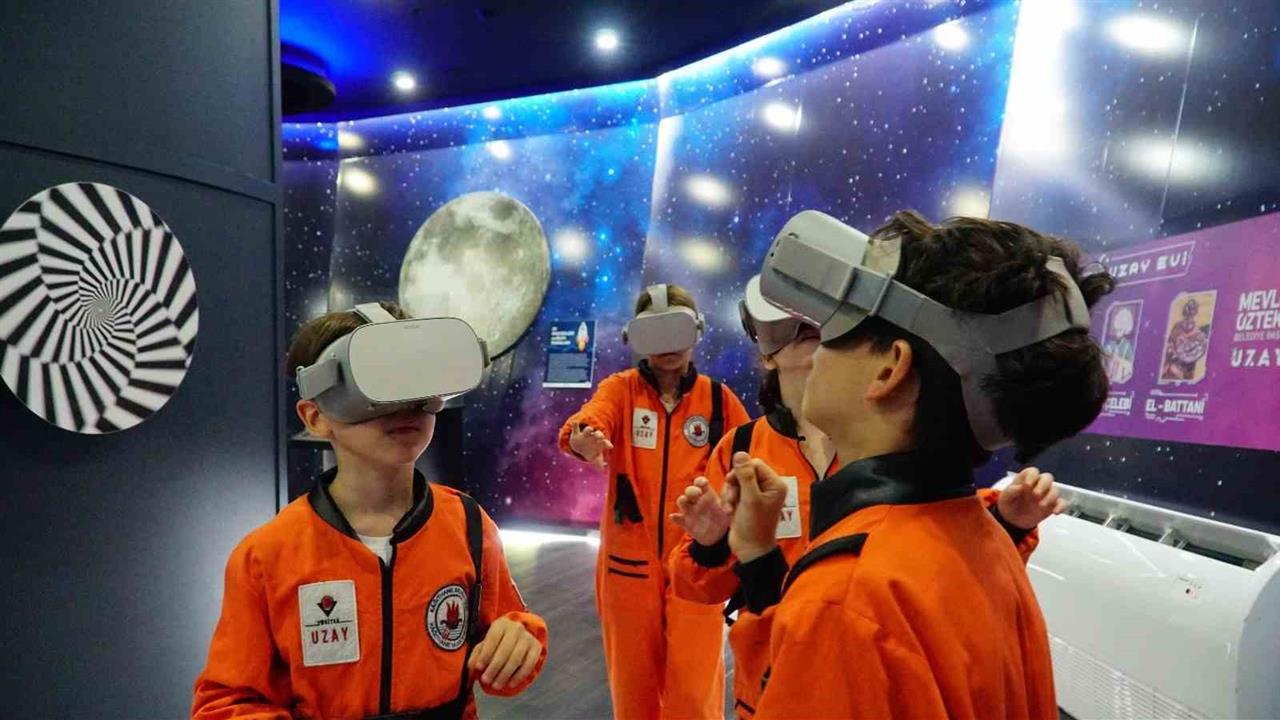 İstanbul Kağıthane'deki El Battani Uzay Evi'nde Çocuklar Uzayı Öğreniyor