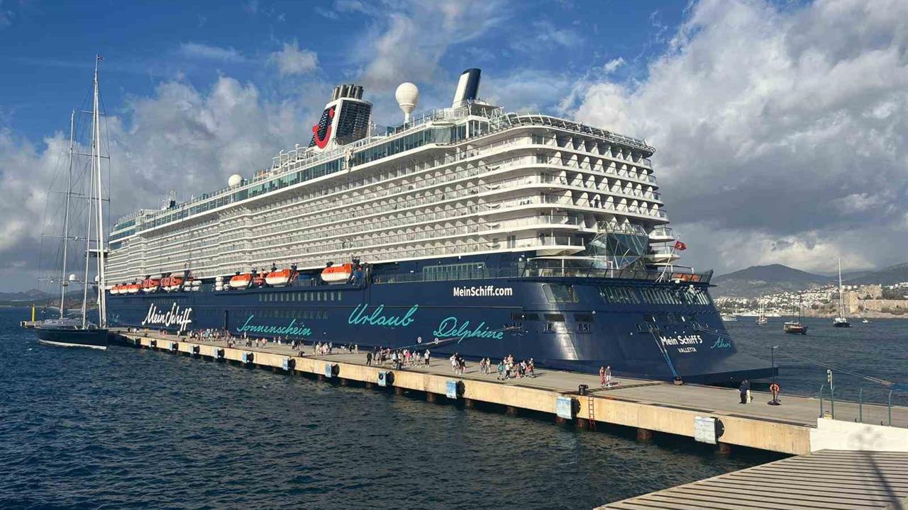 Muğla Bodrum'da "Mein Schiff 5" Yolcu Gemisi 2 Bin 716 Yolcu Getirdi