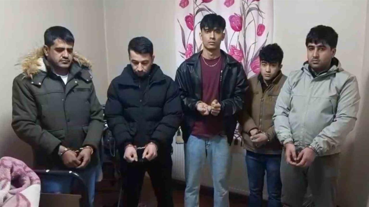 Bayburt'ta 5 Düzensiz Göçmen ve 2 Şüpheli Yakalandı