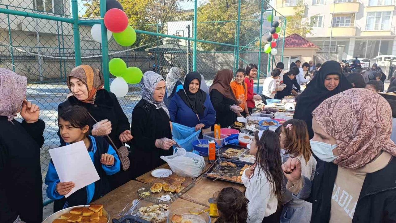 Van Muradiye'de Gazze Yararına Yapılan Hayır Panayırında İlgililer Bir Araya Geldi