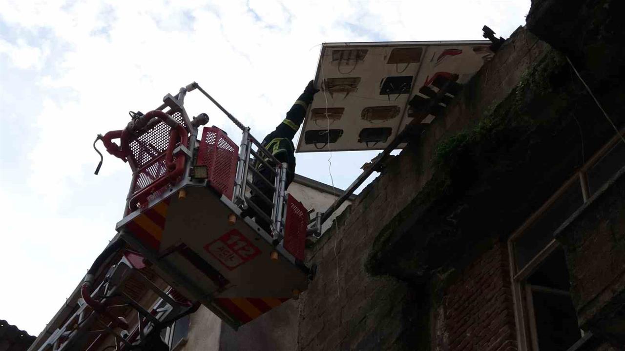 Ordu Altınordu'da Düşme Tehlikesi Olan Pano İtfaiye Tarafından Kaldırıldı