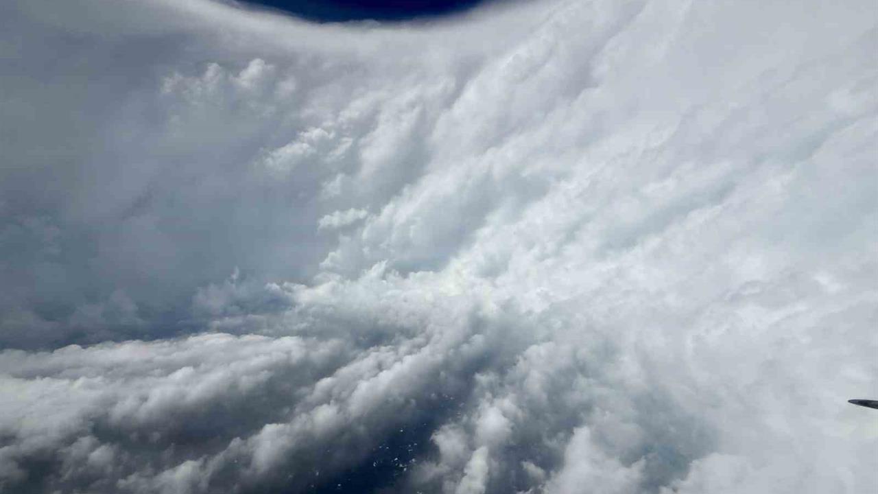 ABD Ordusu, Jamaika'ya İlerleyen Melissa Kasırgasını Görüntüledi