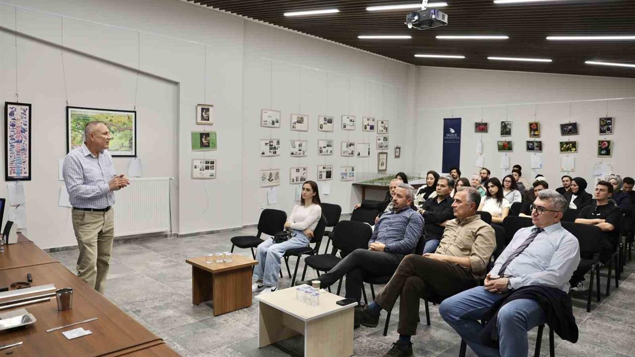 Düzce'de Süs ve Tıbbi Bitkiler Konferansı ile 13. Etkinlik Düzenlendi