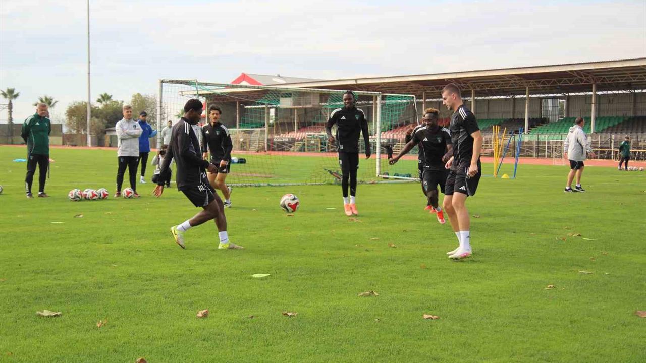 Kocaeli'nde Kocaelispor'un Futbolcusu Joseph Nonge, Takımın İstekli Performansını Değerlendirdi