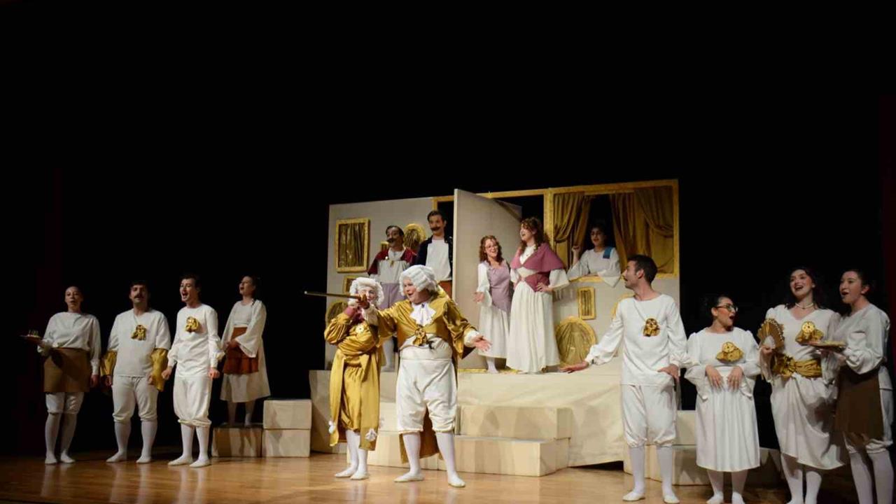 Eskişehir'de Öğrenci Merkezi'nde "Kibarlık Budalası" Tiyatro Oyunu Sergilendi