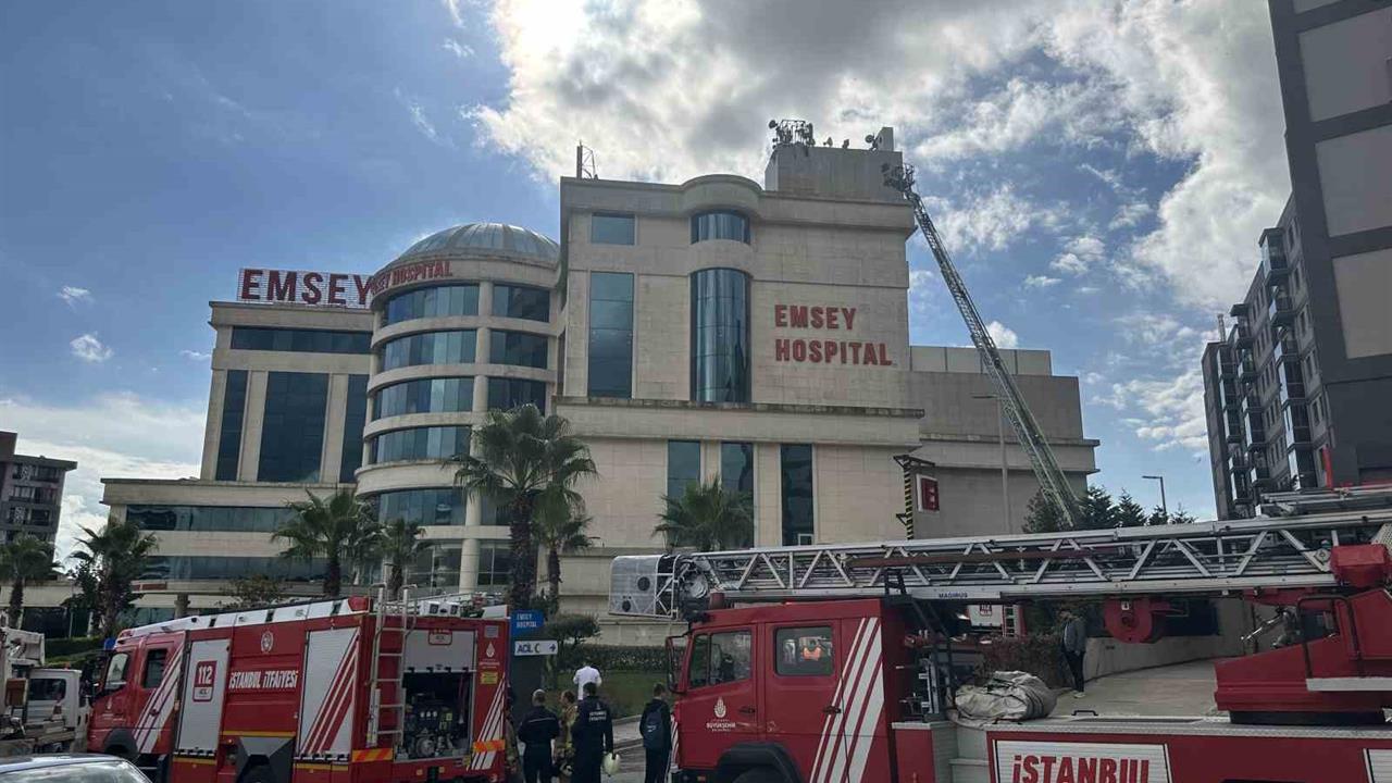 Pendik İlçesi'nde Özel Emsey Hastanesi'nin Çatısında Yangın Çıktı