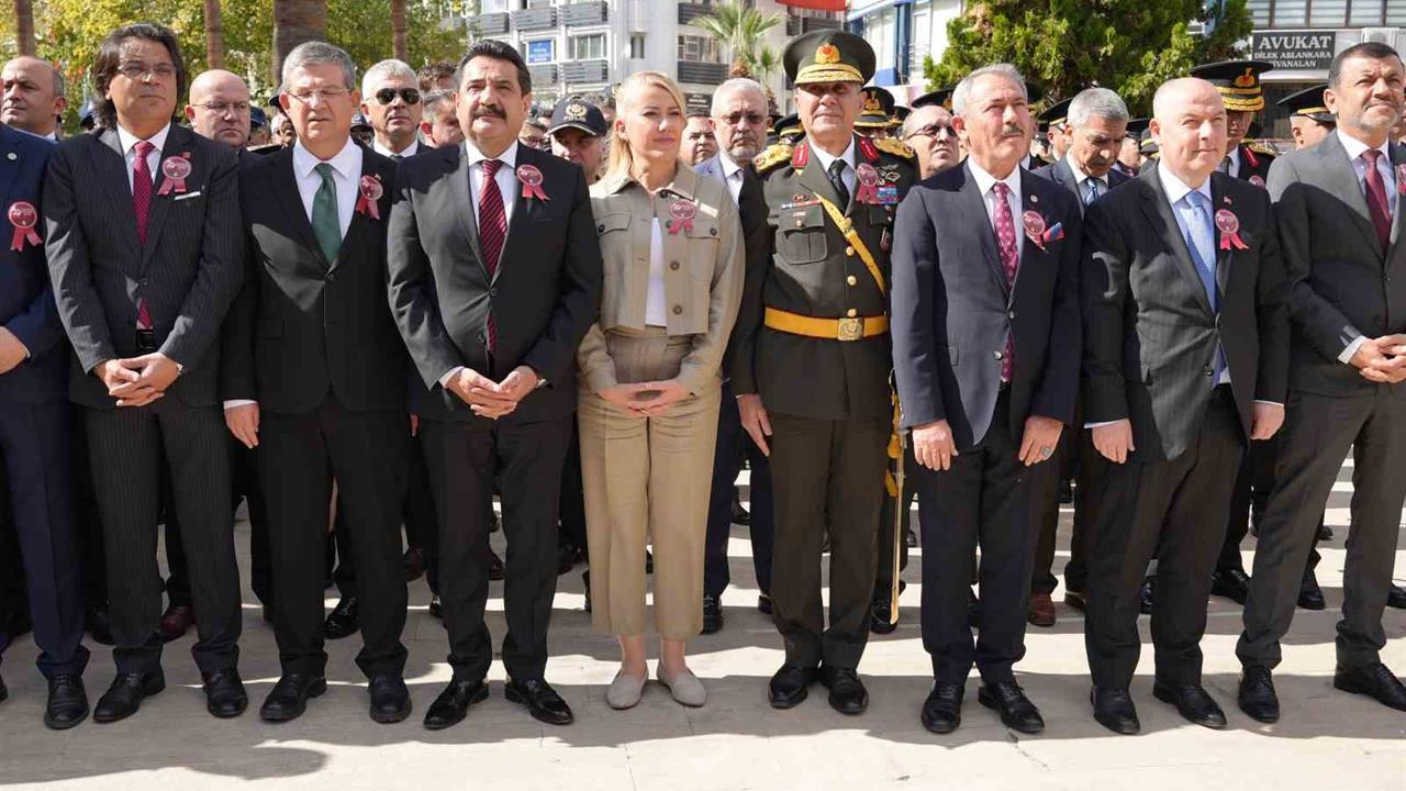 Denizli'de Cumhuriyetin 102. yılı kutlamaları çelenk sunumuyla başladı