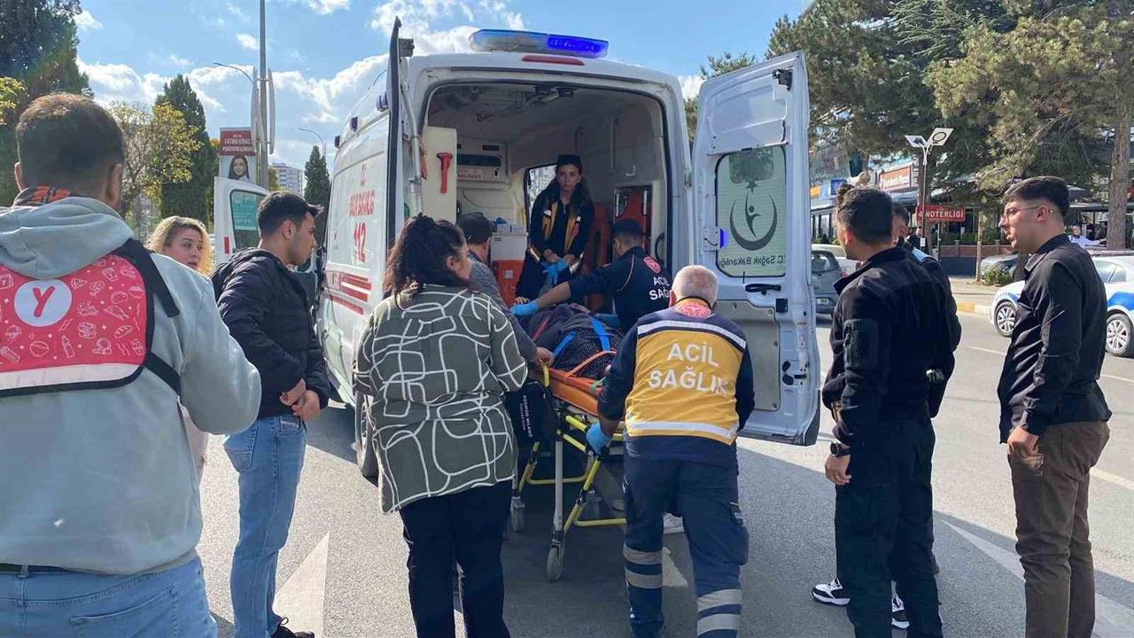 Elazığ'da Minibüsün Çarptığı Yaşlı Kadın Hastaneye Kaldırıldı