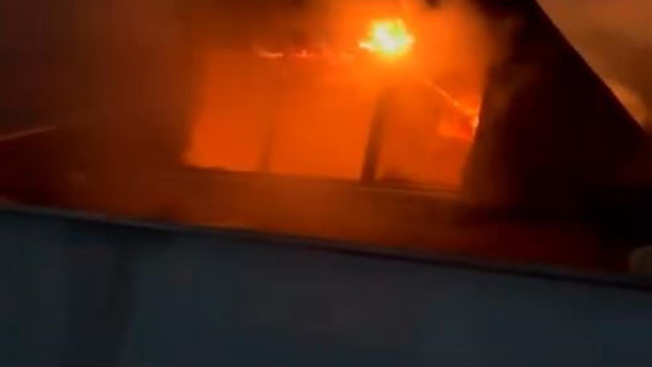 İstanbul Başakşehir'de 4 Katlı Binanın Çatı Katında Yangın Meydana Geldi