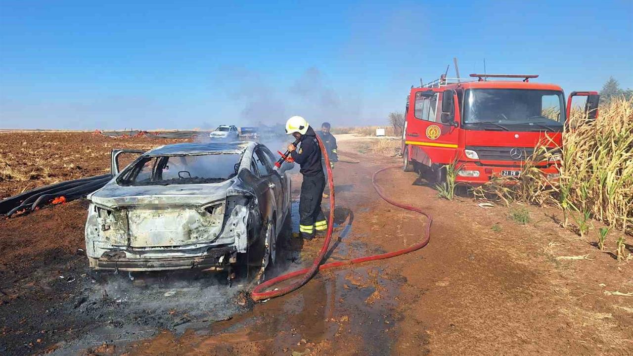 Diyarbakır Çınar'da Seyir Halindeki Otomobil Alev Aldı