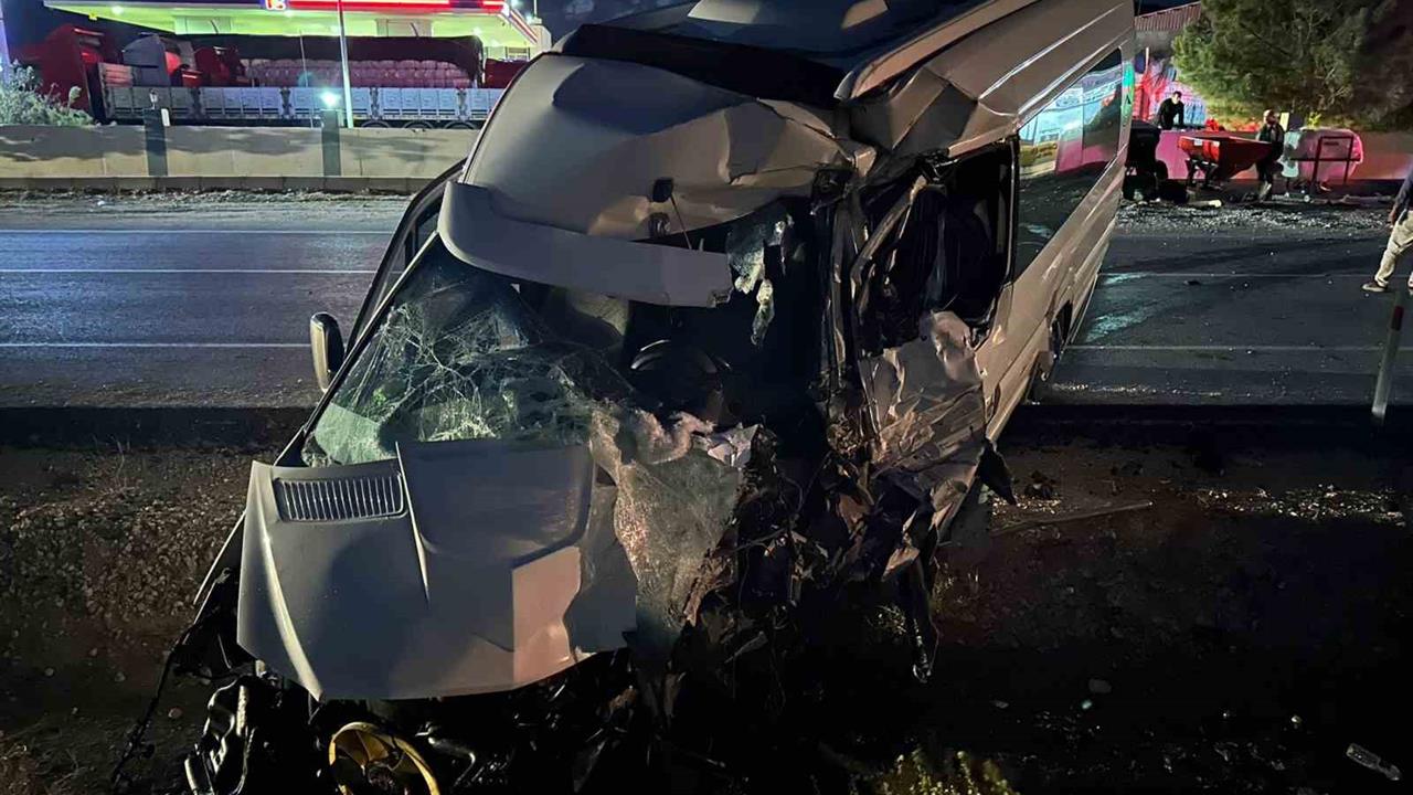 Diyarbakır Hani'de Yolcu Minibüsü ile Tanker Çarpışması Sonucu 1 Kişi Yaralandı