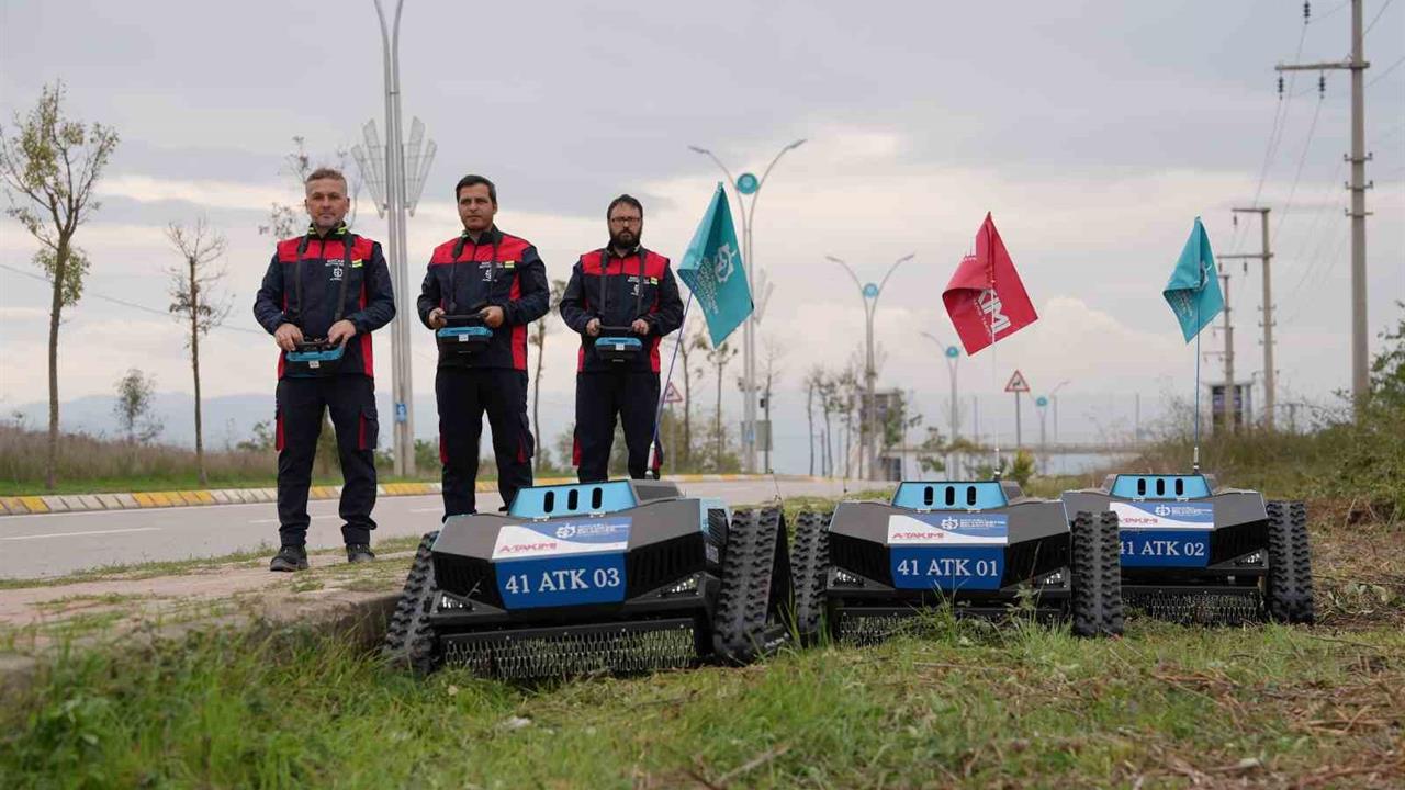 Kocaeli Büyükşehir Belediyesi'nin Yeni "Çalı Canavarı" Makineleri Dar Alanlarda Temizlik Yapıyor