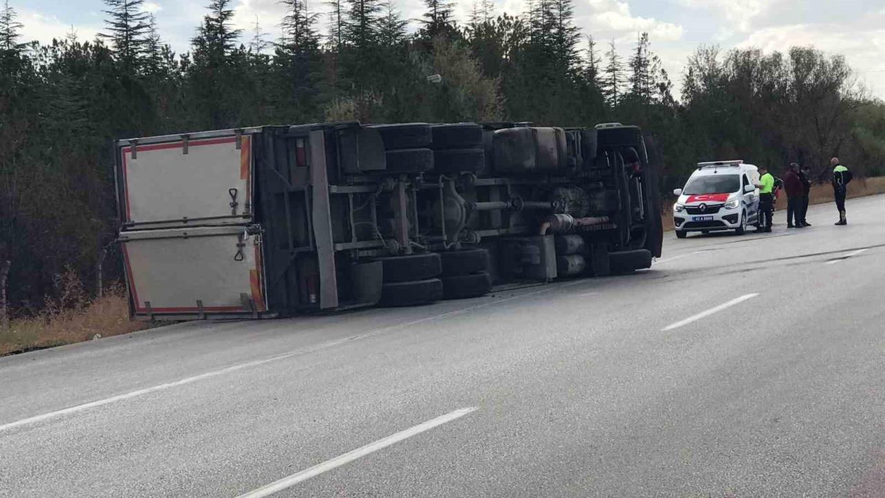 Konya Ereğli'de Yağ Yüklü Kamyonun Devrilmesi Sonucu 1 Kişi Yaralandı