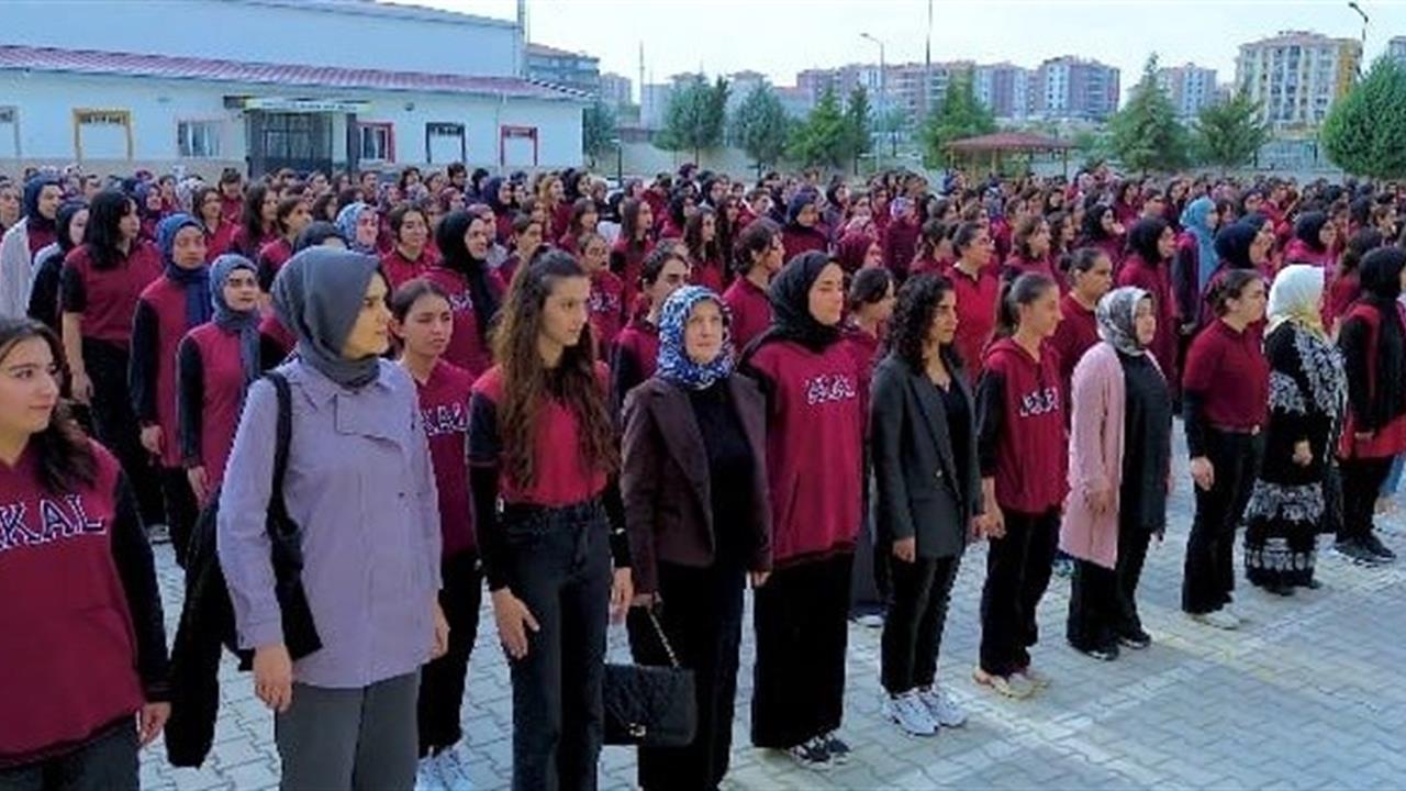 Malatya'da Atatürk Kız Anadolu Lisesi'nde 450 Öğrenciyle Kutlandı