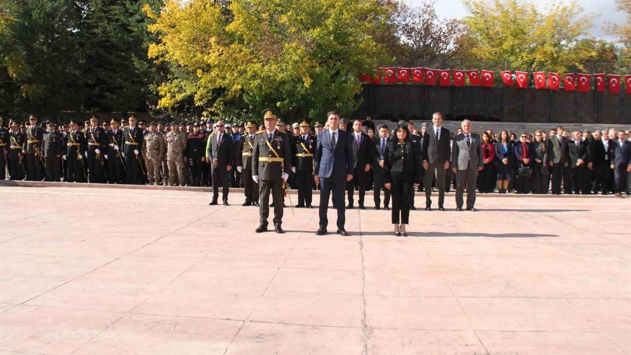 Tunceli Merkez’de Cumhuriyet Bayramı Kutlamaları Çelenk Töreniyle Başladı