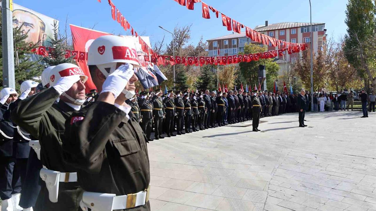 Ağrı Merkez'de 29 Ekim Cumhuriyet Bayramı Çelenk Sunma Töreni Yapıldı