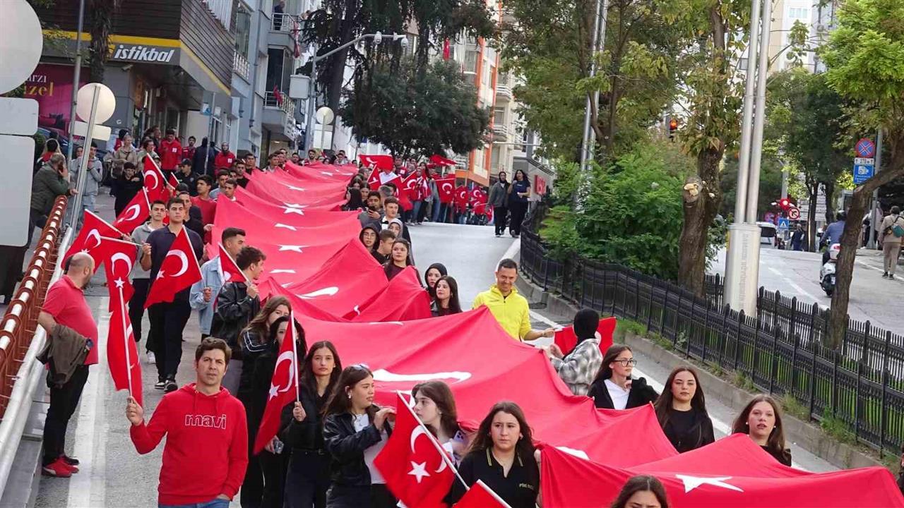 Samsun'da 29 Ekim Cumhuriyet Bayramı Kutlamaları Kapsamında 1919 Metrelik Türk Bayrağıyla Yürüyüş Düzenlendi