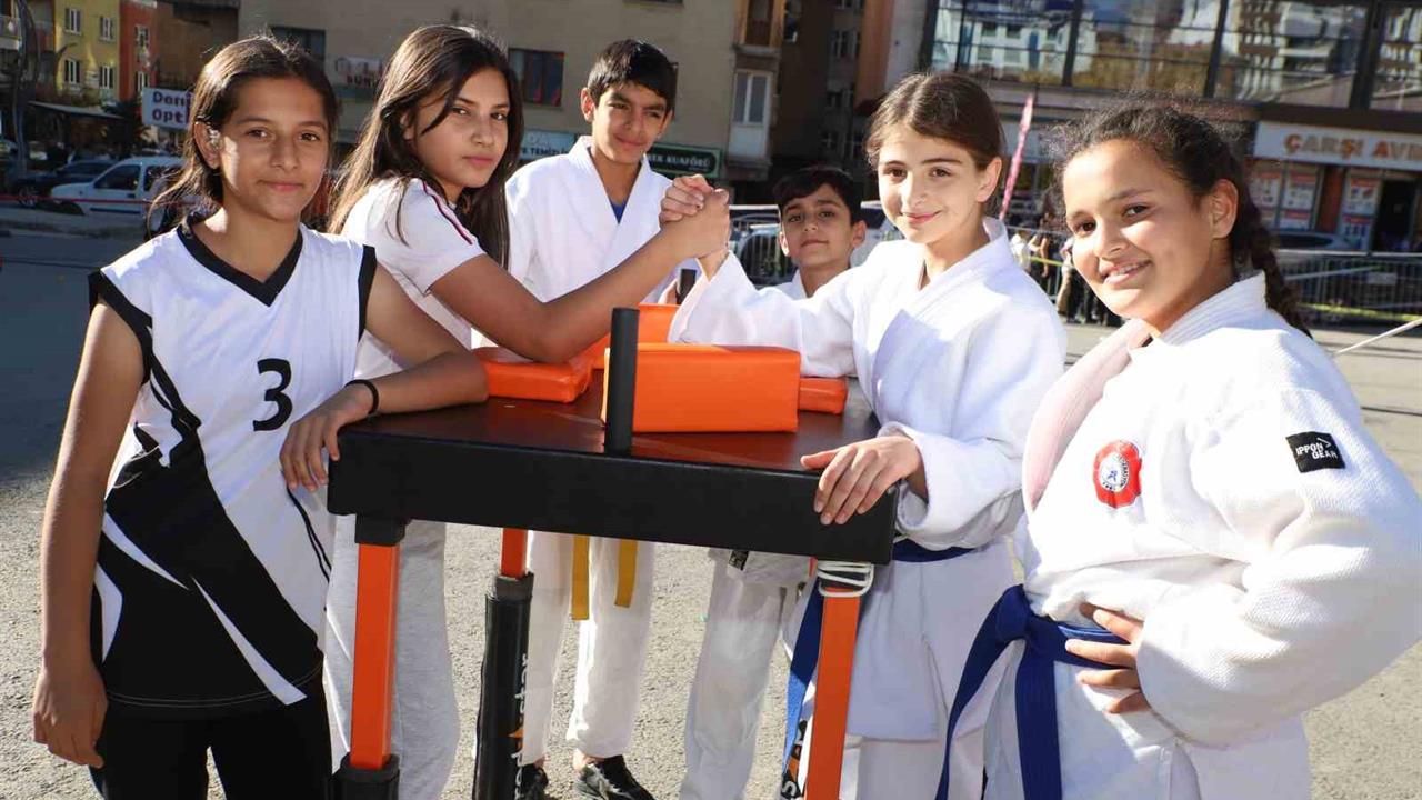 Hakkari'de 29 Ekim İçin Spor Etkinlikleri Düzenlendi