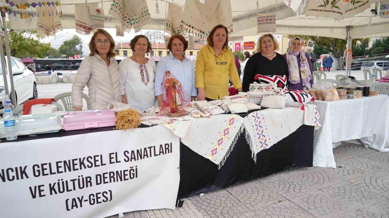 Samsun Büyükşehir Belediyesi'nin düzenlediği etkinlikte hemşehri dernekleri yöresel ürünlerini tanıttı.