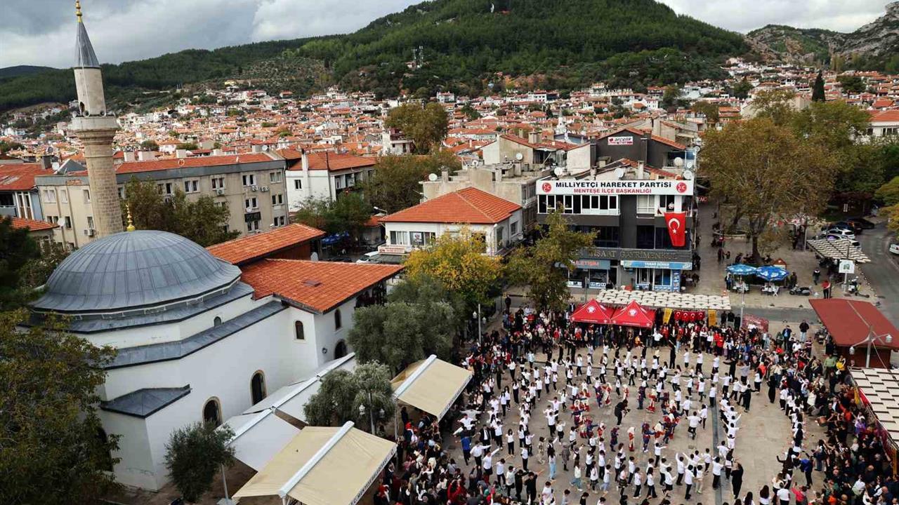 Muğla Menteşe'de "Adım Adım Cumhuriyet" Zeybek Gösterisinde Yüzlerce Katılımcı Bulundu
