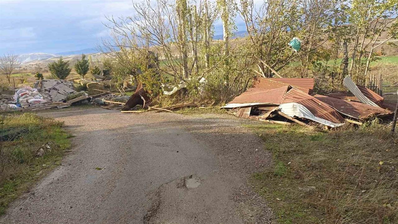 Beypazarı'nda Fırtına Sonucu Ahır Çatıları Uçtu