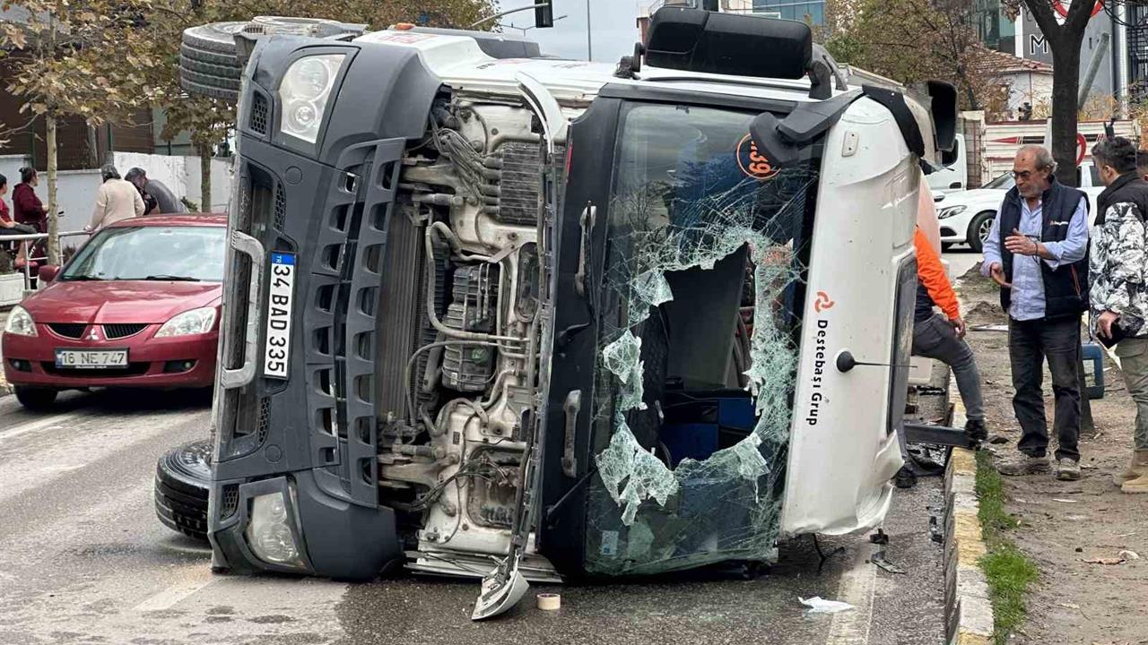İstanbul Sancaktepe'de Devrilen Beton Mikserinde 1 Kişi Yaralandı