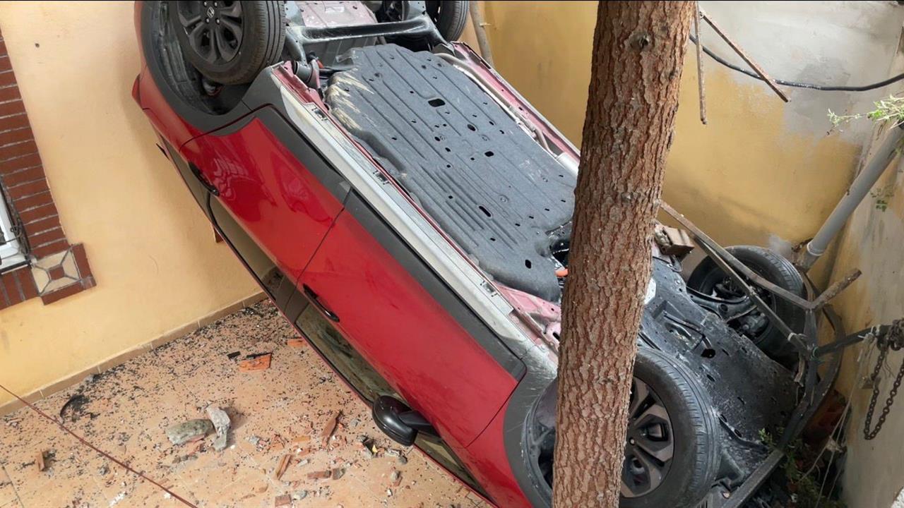 İstanbul Ataşehir'de Fren Yerine Gaza Basan Sürücü Bahçeye Uçtu