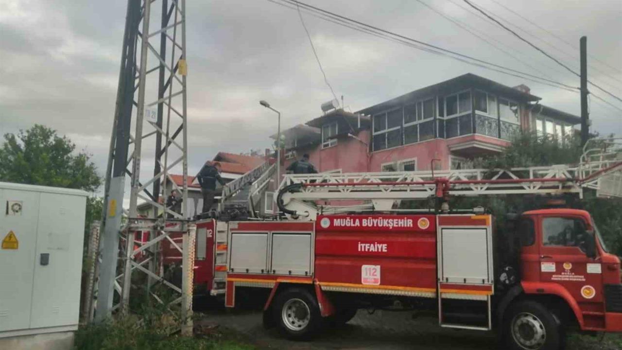 Muğla Köyceğiz'de Çatı Katında Yangın Çıktı, Maddi Hasar Oluştu