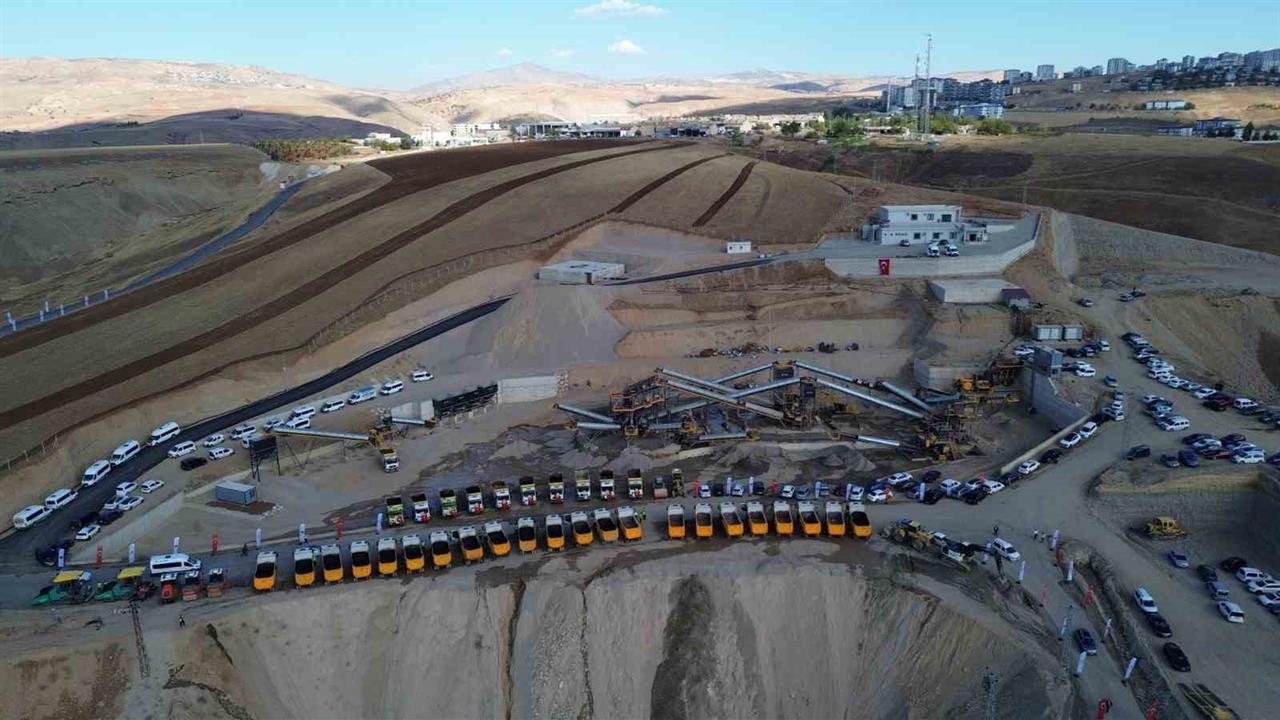 Siirt'te Cumhuriyet'in 102. yılına özel 102 kilometrelik yol çalışması tamamlandı.