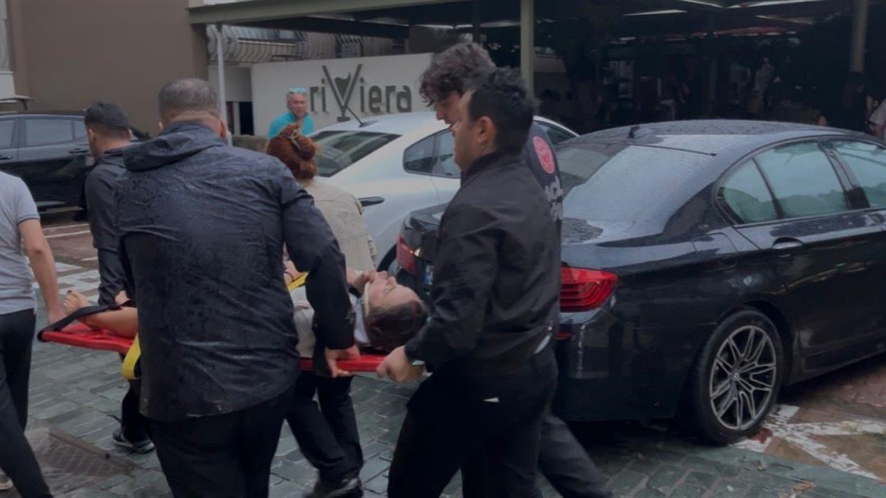 Antalya Muratpaşa'da Devrilen Ağaç Altında 3 Kişi Yaralandı