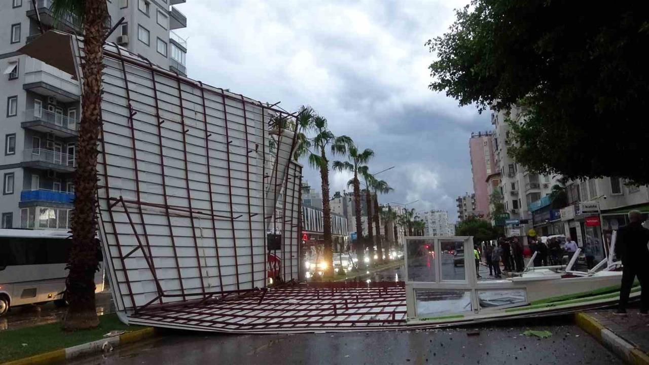 Antalya'da Fırtına Nedeniyle Uçan Çatı, Trafikte Faciayı Önledi