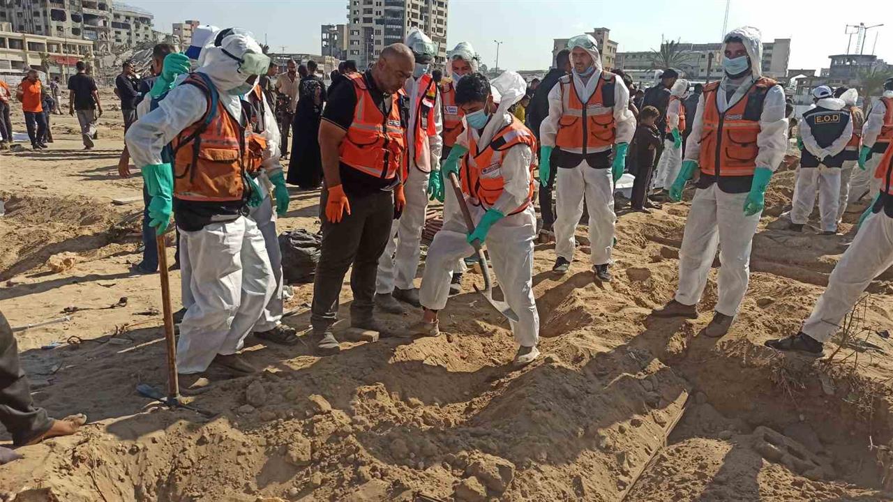 Gazze Şeridi'nde Saldırılar Nedeniyle Defnedilen Cenazeler Kimlik Tespiti İçin Mezardan Çıkarıldı